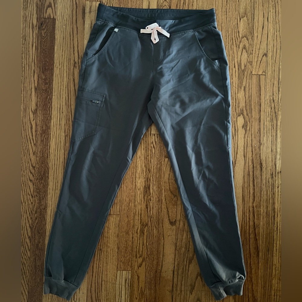 FIGS Women’s Grey Zamora Jogger Scrub Pants w/ Light Pink Drawstring